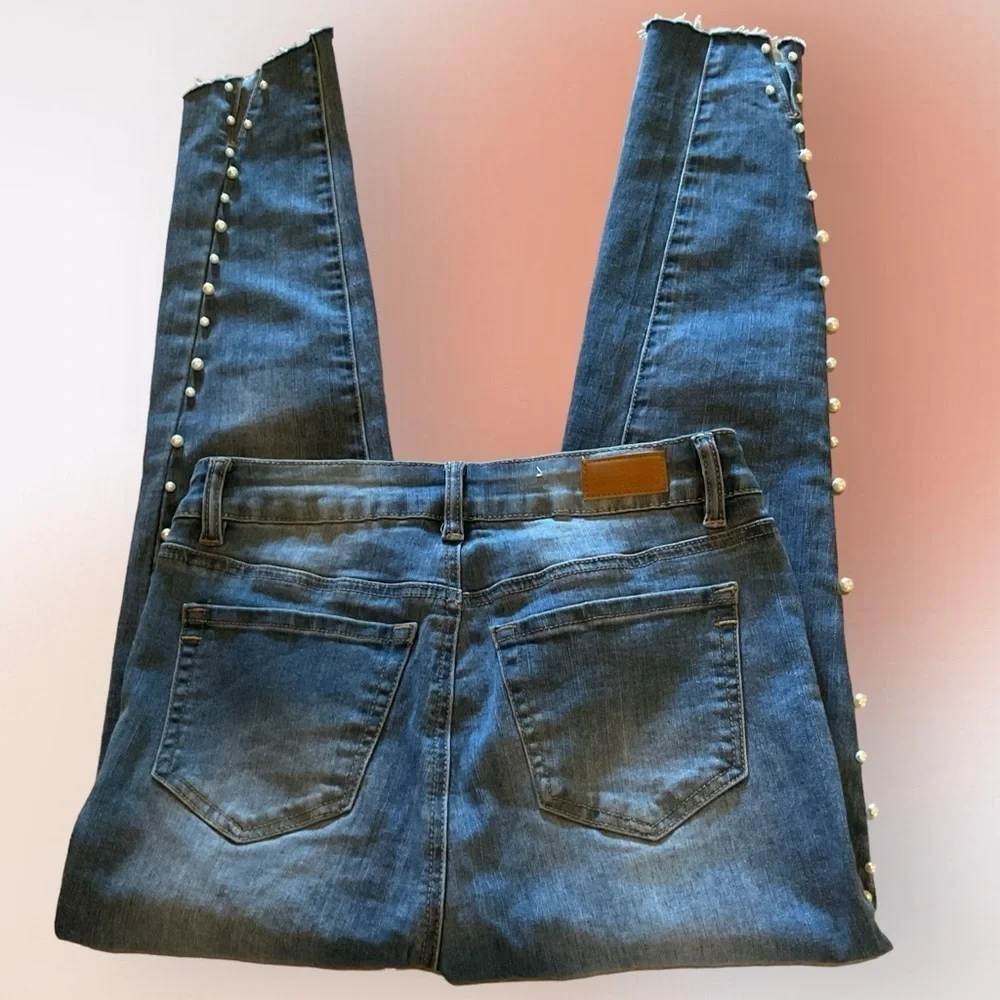 Dulce Be Lightly Distressed Denim Ankle Jeans Embellished with Pearls Size Jr 7